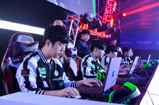 Mouz 以惊人的表现击败 Vitality ，晋级 IEM Cologne 2025 的总决赛