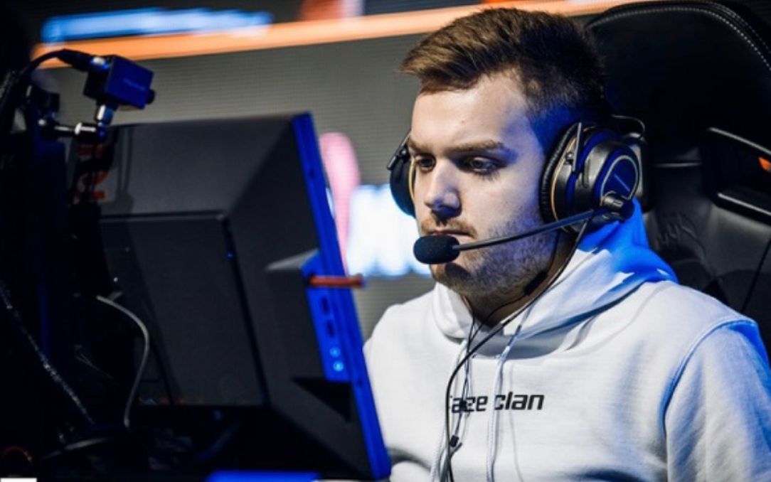 Doinb更新解说杯照片：工作照