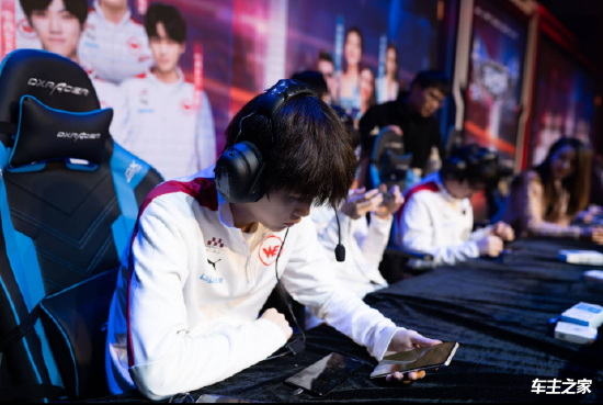 FPX巴黎人泪目！ Doinb ：金贡打老头杯？谁跟我抢金贡谁短三厘米！